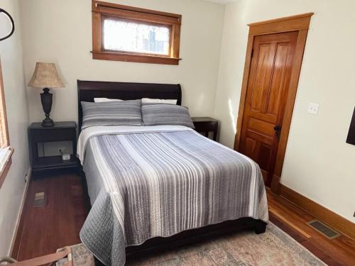 Katil atau katil-katil dalam bilik di Fiesinger House - Private 1-bd unit, Historic Home Downtown Sandusky