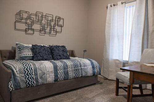 Katil atau katil-katil dalam bilik di Spacious 3 bed 2 bath with King Master in Sycamore