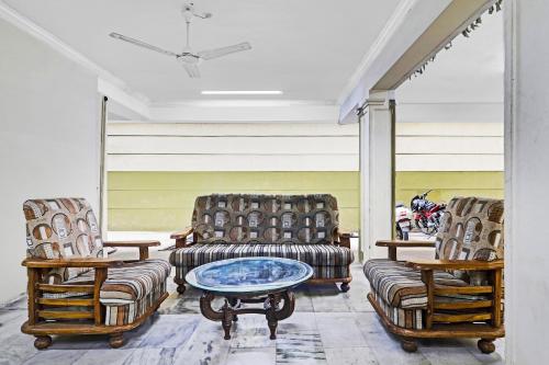 Ruang duduk di Capital O Samrat Palace Near Nampally Station