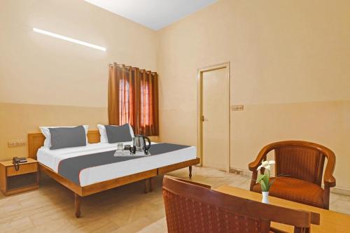 Katil atau katil-katil dalam bilik di Capital O Samrat Palace Near Nampally Station