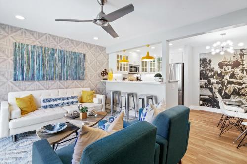 een woonkamer met een witte bank en blauwe stoelen bij Mickey's Corner in Anaheim