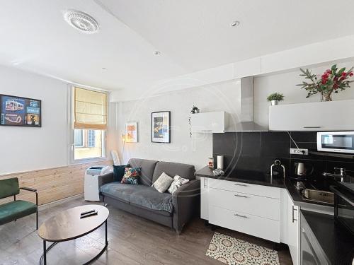 une cuisine et un salon avec un canapé dans l'établissement LAVANDE Classé 3 Etoiles centre ancien port plages by LaConciergerie13, à La Ciotat