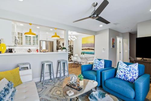 een woonkamer met blauwe stoelen en een keuken bij Mickey's Corner in Anaheim