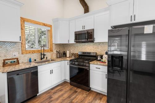 Dapur atau dapur kecil di Doms House - Stunning design, an unforgettable location to make family memories!!
