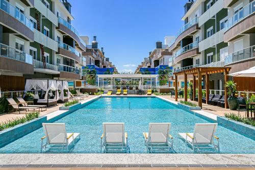 an image of a swimming pool in a hotel at Condomínio Beira-mar em Campeche-Florianópolis SHR in Florianópolis