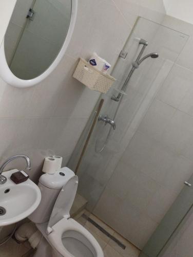 a bathroom with a shower and a toilet and a sink at Appartement num3 Carthage byrsa in Douar ech Chott