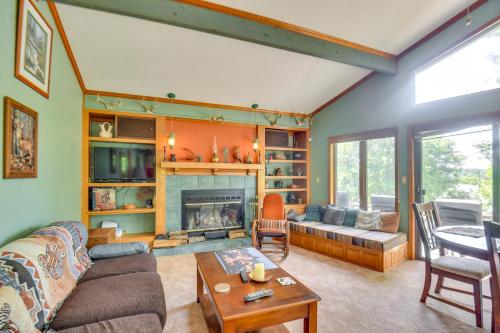 Χώρος καθιστικού στο Boat Dock Access Clarks Hill Lake Hideaway!