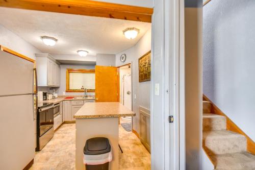 Η κουζίνα ή μικρή κουζίνα στο Boat Dock Access Clarks Hill Lake Hideaway!