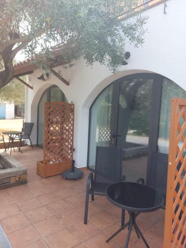 a patio with a table and chairs and a building at Hotel Nuevo Ondina in Begur