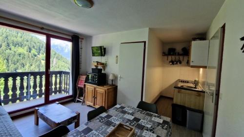 une cuisine avec une table et une grande fenêtre dans l'établissement Résidence Grand Argentier - 2 Pièces pour 6 Personnes MAE-3194, à Modane