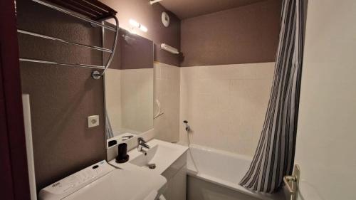 une salle de bain avec un lavabo, des toilettes et une baignoire dans l'établissement Résidence Grand Argentier - 2 Pièces pour 6 Personnes MAE-3194, à Modane