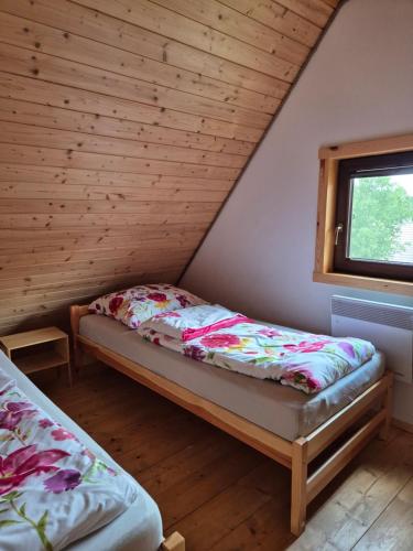 Postel nebo postele na pokoji v ubytování Domek w Kokoszce z sauną i jacuzzi