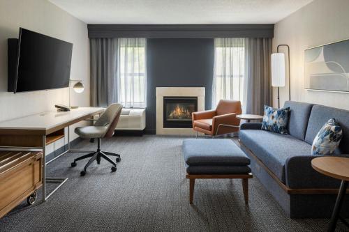 Posezení v ubytování Courtyard by Marriott Traverse City