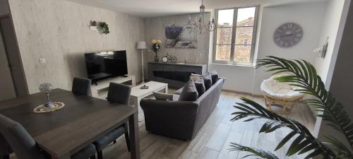 un salon avec une table et une salle à manger dans l'établissement Charme de la Provence classé 3 étoiles, à Riez