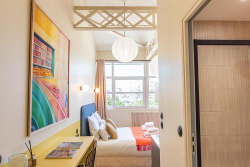 a small room with a bed and a window at Maison Delage in Courbevoie