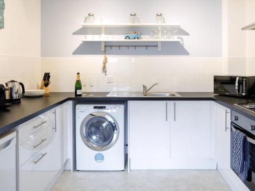 Kuchyň nebo kuchyňský kout v ubytování April Cottage