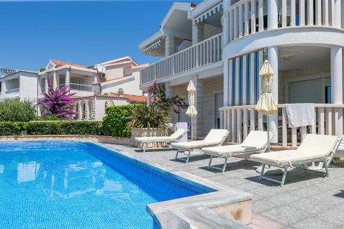 Family-friendly apartments with swimming pool Rogoznica - 7557