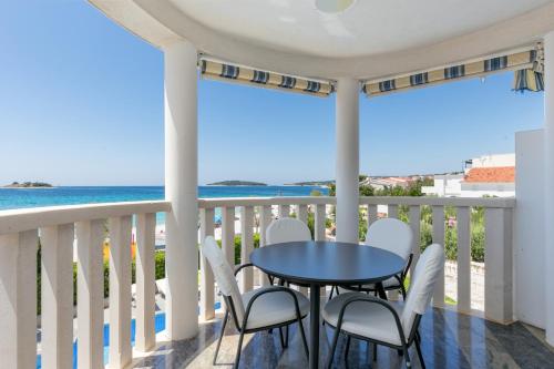 Family-friendly apartments with swimming pool Rogoznica - 7557
