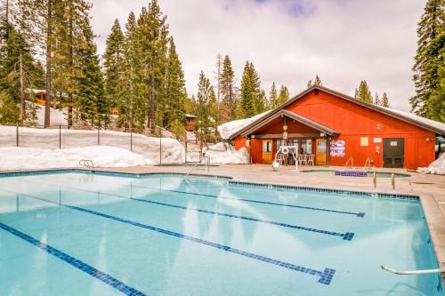 einem Pool vor einer Hütte in der Unterkunft Unit 18B at Granlibakken in Tahoe City