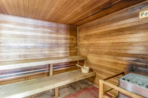 eine Sauna mit Holzwänden und einer Bank darin in der Unterkunft Unit 18B at Granlibakken in Tahoe City