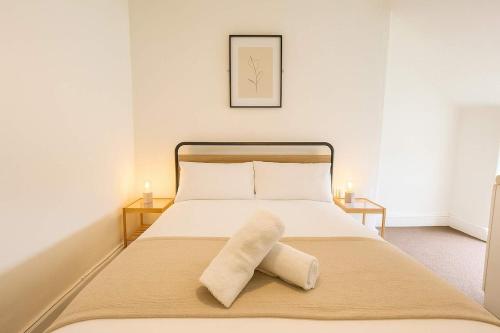 En eller flere senge i et værelse på Charming Top Floor Cardiff Gem