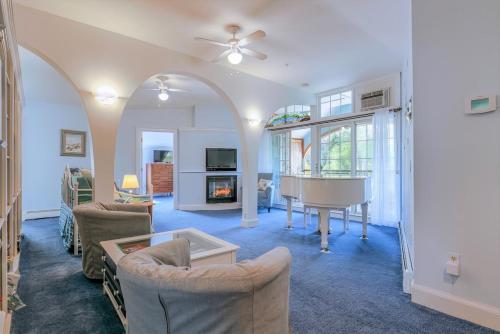 Μια τηλεόραση ή/και κέντρο ψυχαγωγίας στο Penthouse Private Balconies Beach and Water Views