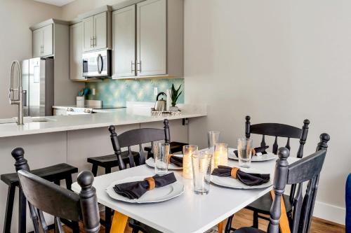 a dining room with a table with chairs and a kitchen at NOOGA NOOK in Downtown Chattanooga in Chattanooga