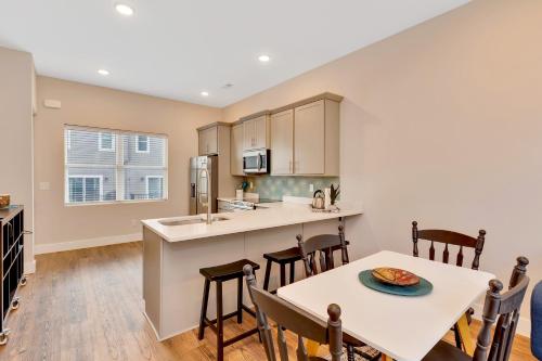 a kitchen and dining room with a table and chairs at NOOGA NOOK in Downtown Chattanooga in Chattanooga