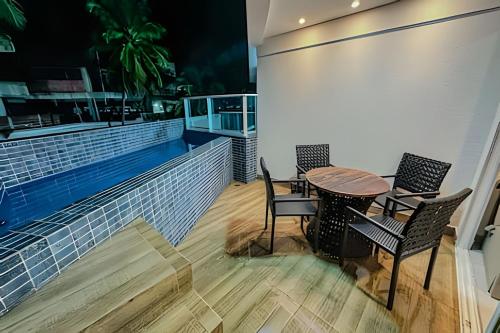 a patio with chairs and a table on a balcony at Flat Piscina Privativa 90 MT Praia centro in Porto De Galinhas