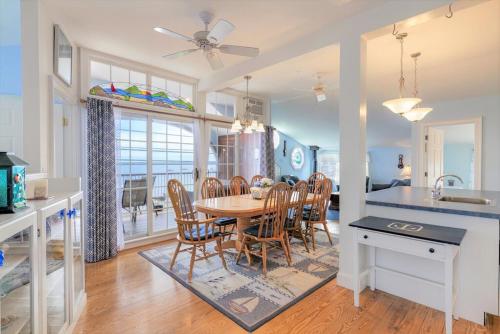 Φωτογραφία από το άλμπουμ του Penthouse Private Balconies Beach and Water Views σε Lincolnville
