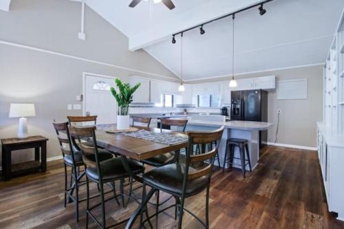 a kitchen and dining room with a table and chairs at Pawnee 2 - Newly Renovated Duplex in Chattanooga