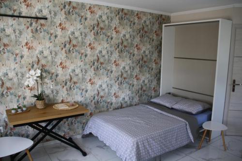 Ένα ή περισσότερα κρεβάτια σε δωμάτιο στο Studio a Bois-Bernard 62320