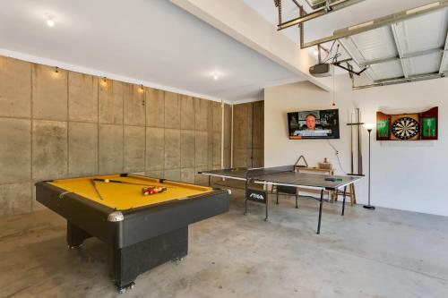 Τραπέζι μπιλιάρδου στο Cityscape Haven at Missionary Ridge with a hot tub