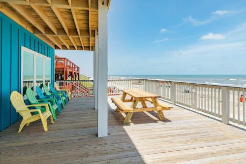 Μπαλκόνι ή βεράντα στο The Sandcastle - Beachfront Home - Family Friendly