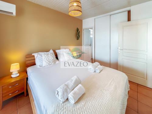 Ένα ή περισσότερα κρεβάτια σε δωμάτιο στο Appartement T2 tout confort a 50m de la plage anse Mitan