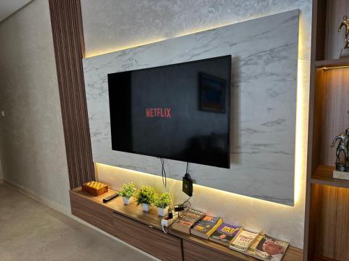 TV a/nebo společenská místnost v ubytování Central Modern Apt , Vibrant Local Area , Airport Service