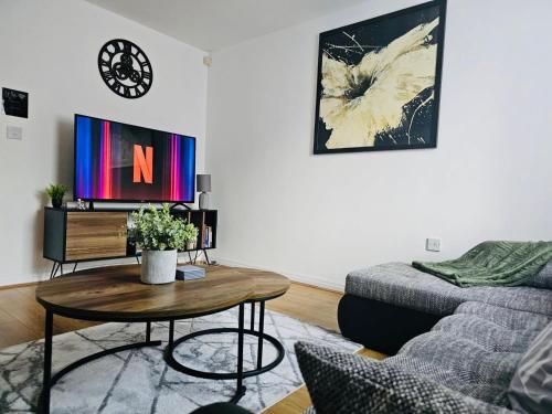 TV a/nebo společenská místnost v ubytování Stylish 3 Bed Home With Garden & Free Parking