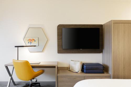 TV a/nebo společenská místnost v ubytování Holiday Inn Express & Suites Hebron - Cincinnati Airport by IHG