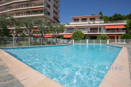 Smart flat in Antibes sea view AC parking and pool