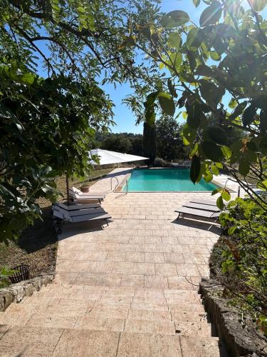 une passerelle en pierre à côté d'une piscine dans l'établissement Authentique mas provençal avec piscine, à Beaumont-de-Pertuis