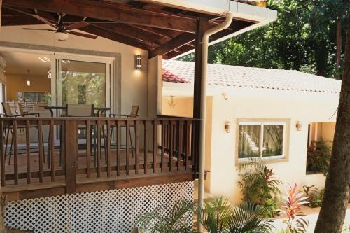 Ein Balkon oder eine Terrasse in der Unterkunft Casa Luminiere- Keyhole Bay #5 home
