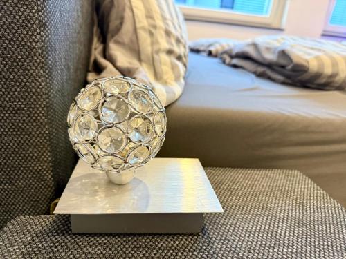 a sculpture sitting on a table next to a bed at NEU MotoLoft Schwarzwaldhochstraße Zentrum Goldstadt Pforzheim Schlössle in Pforzheim