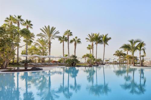Bazén v ubytování Tivoli La Caleta Resort nebo v jeho okolí