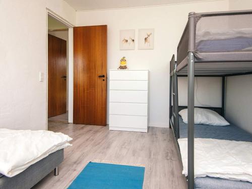 Katil atau katil-katil dalam bilik di 4 star holiday home in Haderslev