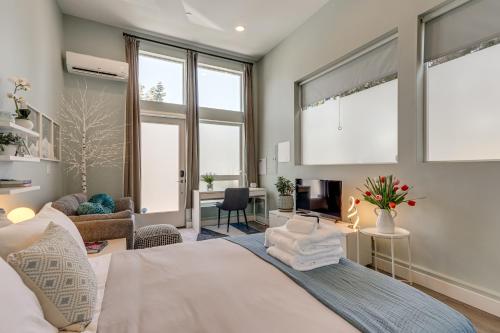 a bedroom with a bed and a living room at Walk to Discovery Park Bright Studio in Magnolia in Seattle