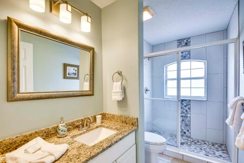une salle de bain avec un lavabo, des toilettes et un miroir dans l'établissement Waterfront Palm Coast Vacation Rental with Patio!, à Palm Coast