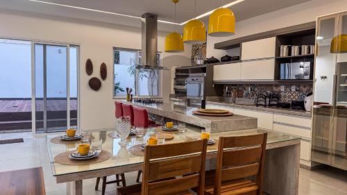 Η κουζίνα ή μικρή κουζίνα στο Refúgio Exclusivo em Arraial do Cabo