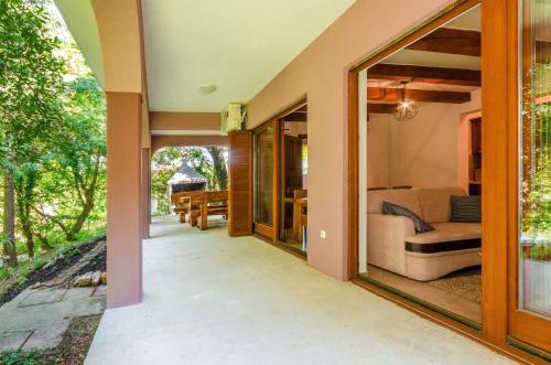 Una vista exterior de una casa con sala de estar. en Apartment in Tribalj 39244, en Tribalj