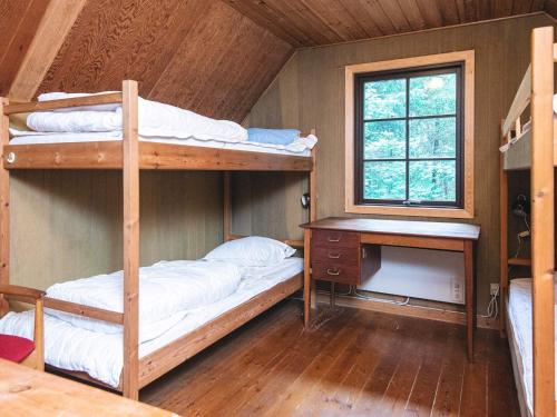 une chambre avec deux lits superposés et un bureau dans l'établissement 6 person holiday home in Blåvand, à Blåvand