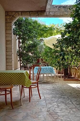Apartments with parking space Makarska - 22633